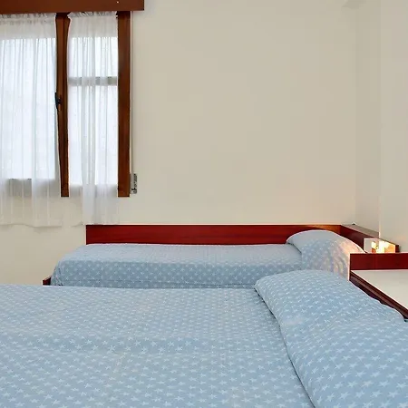 Modern Flat For Four Guests With Side Sea View Апартаменти